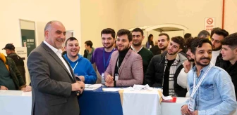Canik Belediye Başkanı İbrahim Sandıkçı, gençlere destek veriyor