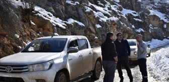 Bitlis'te arızaya müdahale eden VEDAŞ ekibinin aracı çamura saplandı
