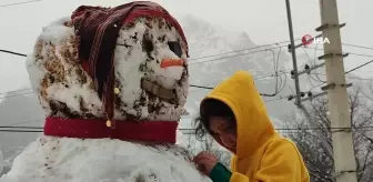 Erzurum'da çocuklar kardan kadın yaptılar