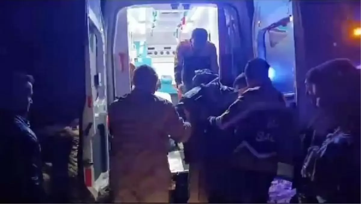 Kardan kapanan köy yolunda rahatsızlanan yaşlı adam hastaneye ulaştırıldı