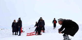 Karacadağ Kayak Merkezi'nde Yöre Halkı Şalvar ve Fistanla Kayıyor