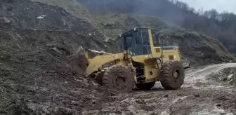 Kastamonu'da toprak kayması sonucu kapanan köy yolu ulaşıma açıldı