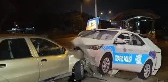 Orhangazi'de otomobil maket polis aracına çarptı: 2 yaralı