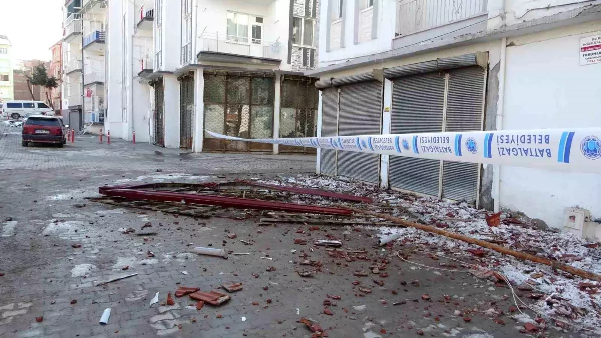 Malatya'da Kar Yükü Nedeniyle Bina Çöktü