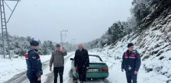 Mersin'de kar yağışı nedeniyle mahsur kalan vatandaşlar jandarma tarafından kurtarıldı