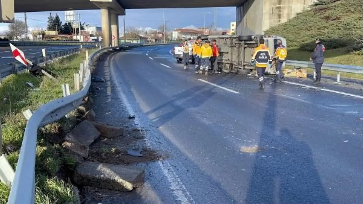 Çorlu'da Kapalı Kasa Minibüs Kaza Sonucu Devrildi: 1 Ölü, 1 Yaralı
