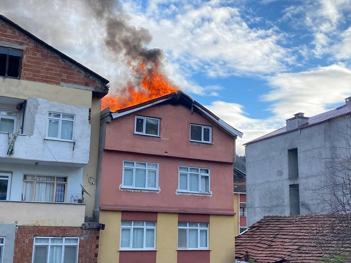 Sinop'ta bir binanın çatı katında çıkan yangın söndürüldü
