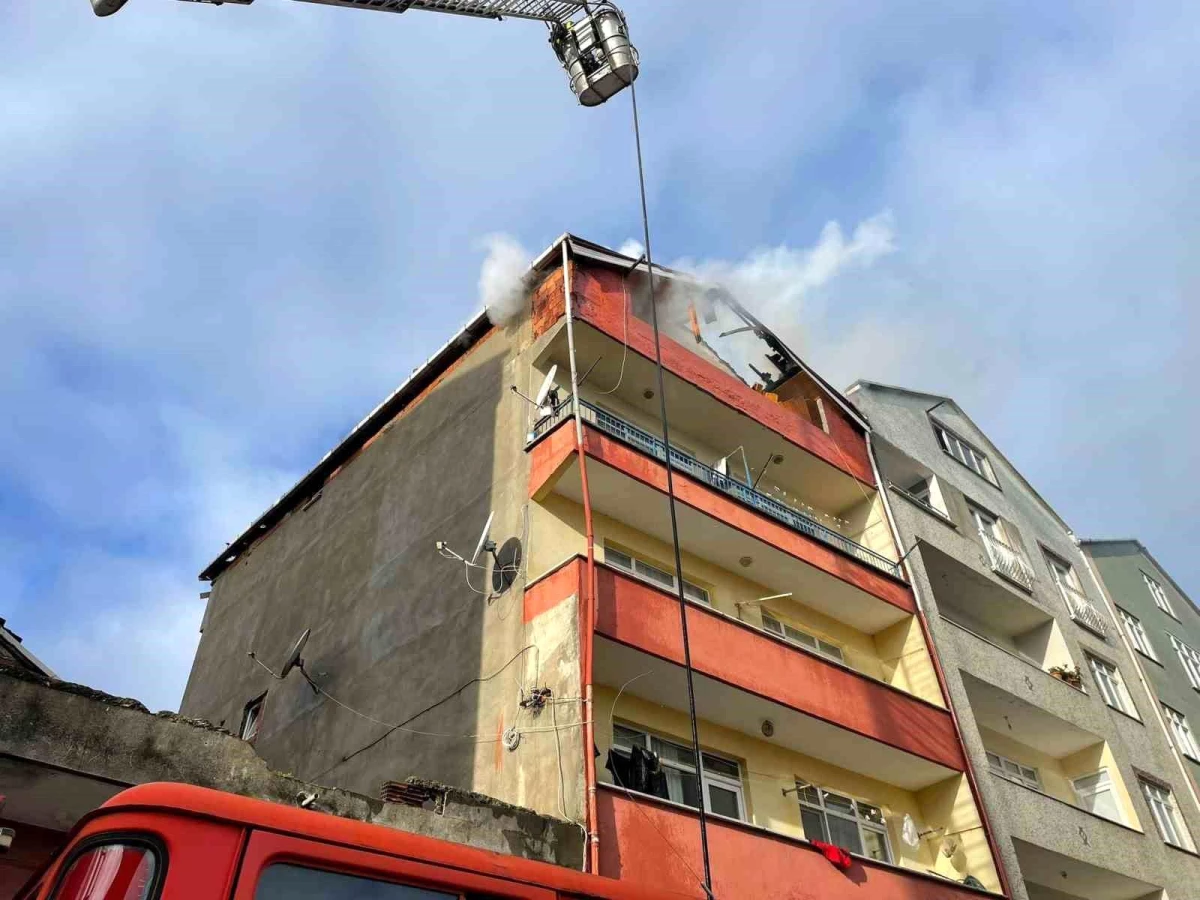 Sinop'ta bir apartmanın çatı katında yangın çıktı