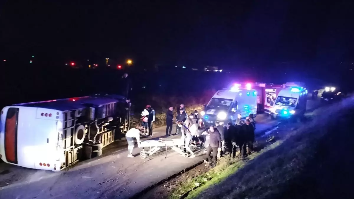 Akyazı'da servis midibüsü devrildi, 2 kişi yaralandı