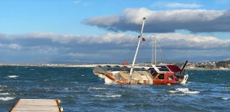Ayvalık'ta Kuvvetli Fırtına: 3 Tekne Alabora Oldu