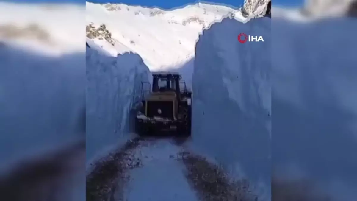 Bahçesaray'da çığ temizleme çalışmaları devam ediyor