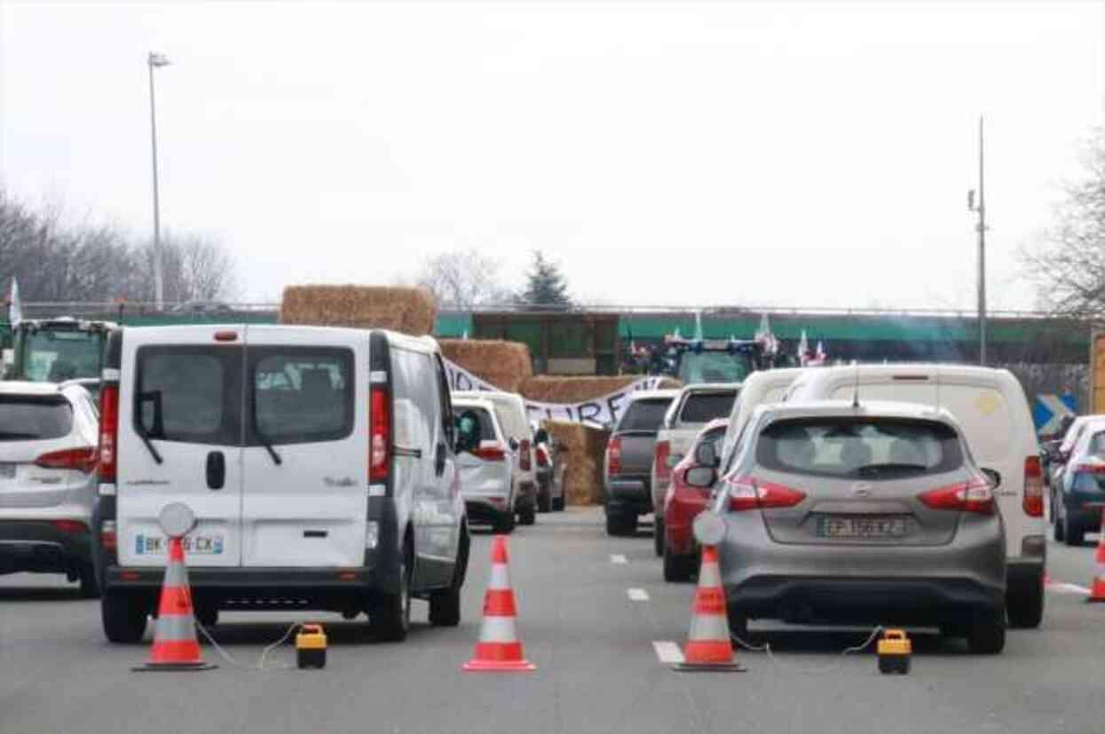 Belçika'da çiftçiler Avrupa Parlamentosu'nu kuşattı, ana yollar kapandı