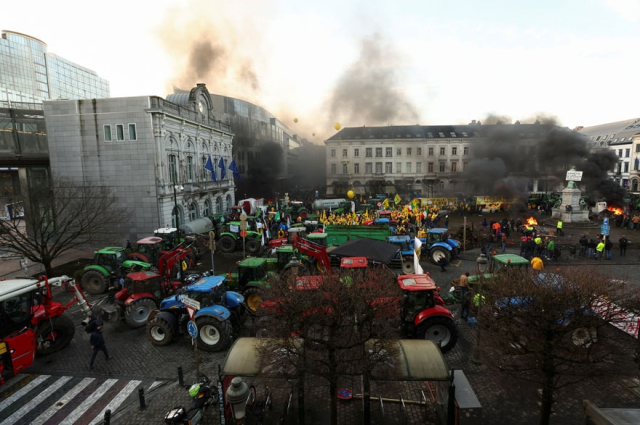 Belçika'da çiftçiler Avrupa Parlamentosu'nu kuşattı, ana yollar kapandı