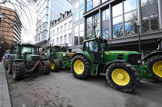 Belçika'da çiftçiler Avrupa Parlamentosu'nu kuşattı