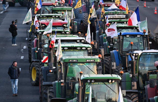 Belçika'da çiftçiler Avrupa Parlamentosu'nu kuşattı, ana yollar kapandı