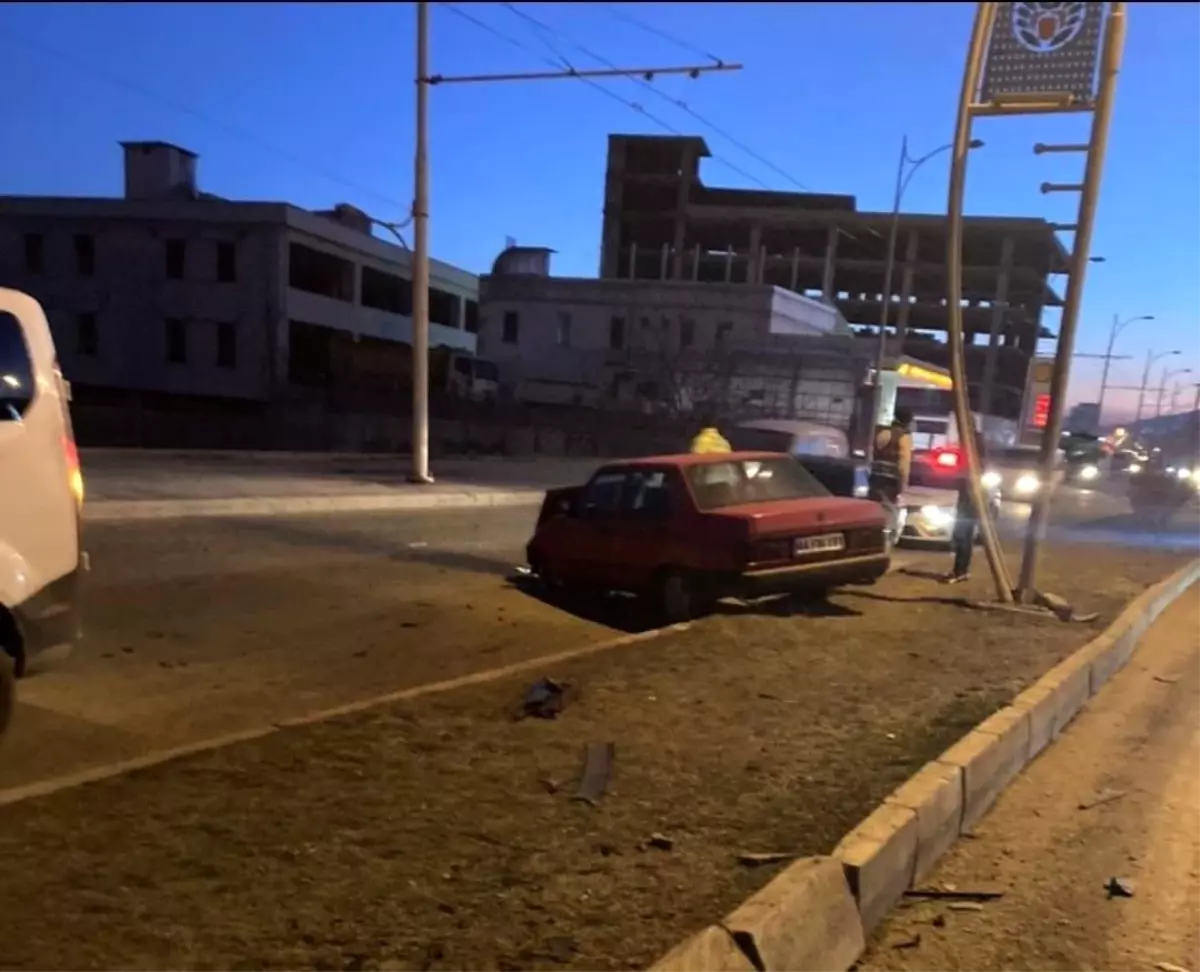 Malatya'da Otomobil Refüje Çarptı: 1 Yaralı