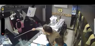 Çarşaflı kadınlar kuyumcudan altın çalmaya çalışırken yakalandı