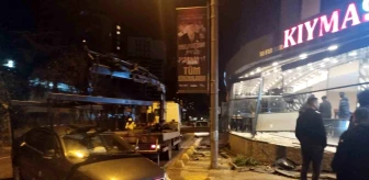 Maltepe'de süratli otomobil restorana girdi, sürücü yaralandı
