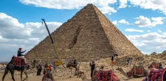 Mısır'da 4500 yıllık Mikerinos Piramidi'nin restorasyonu tartışmalara neden oluyor