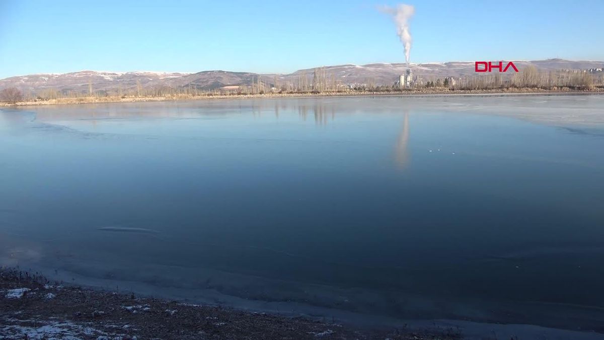 Sivas'ta Serpincik Göleti Buz Tutti