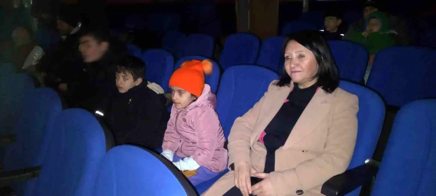 Pazaryeri Belediyesi Öğrencilere Sinema Keyfi Sunuyor