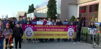 Galatasaray kafilesine Samsun'da meşaleli karşılama