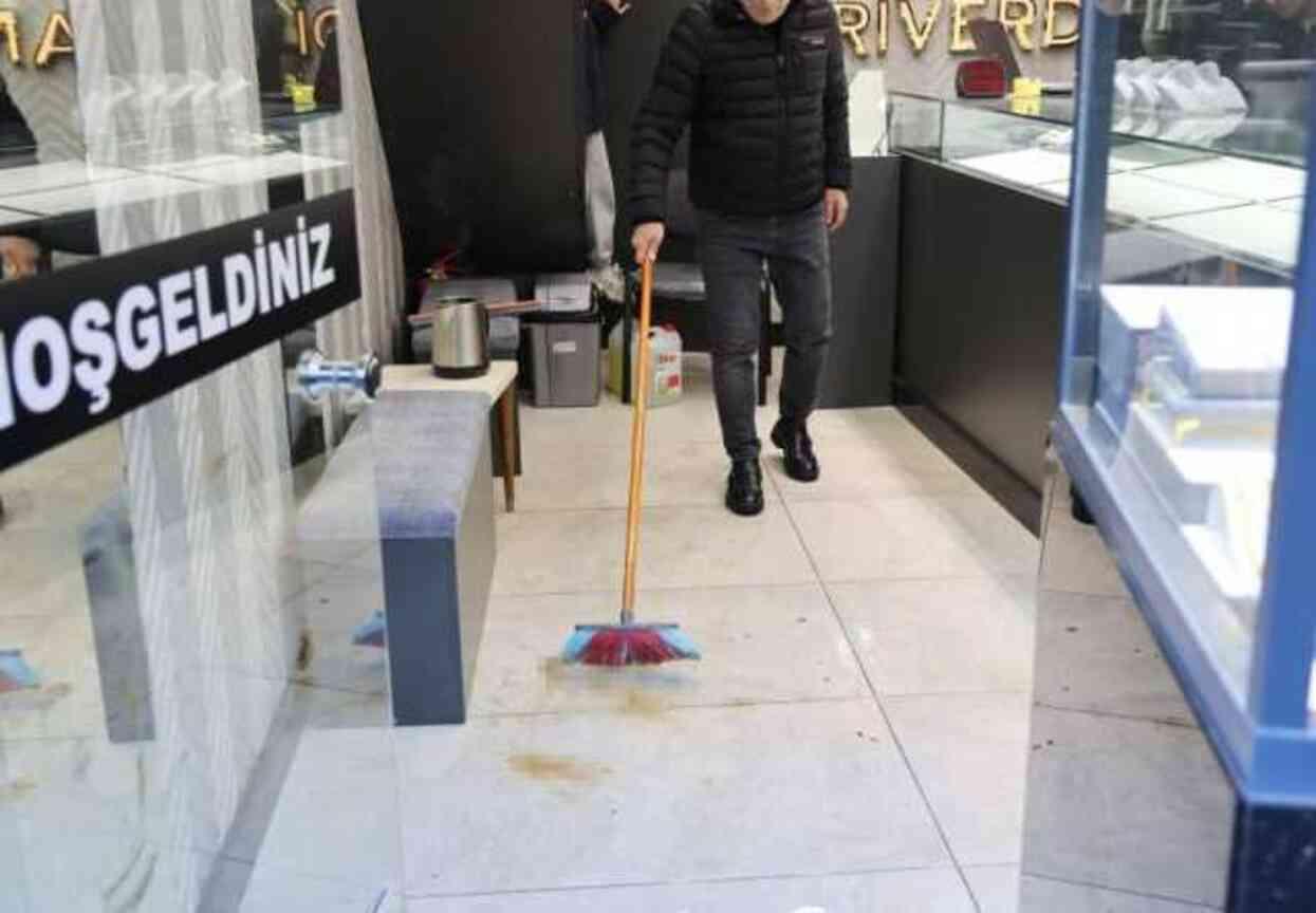 Suçüstü yakalanan Cono kadınları, kurtulmak için kuyumcuya tuvaletini yaptı