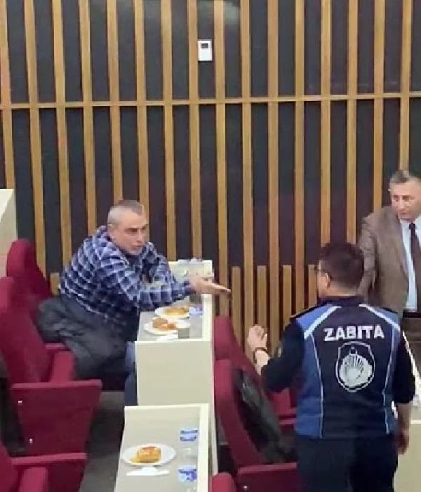 Bolu Belediye Başkanı Tanju Özcan, Zafer Partisi adayıyla tartıştı ve zabıta müdürünü görevden aldı