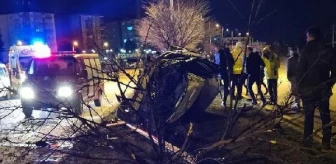 Zile'de otomobil refüje çarptı: 5 yaralı