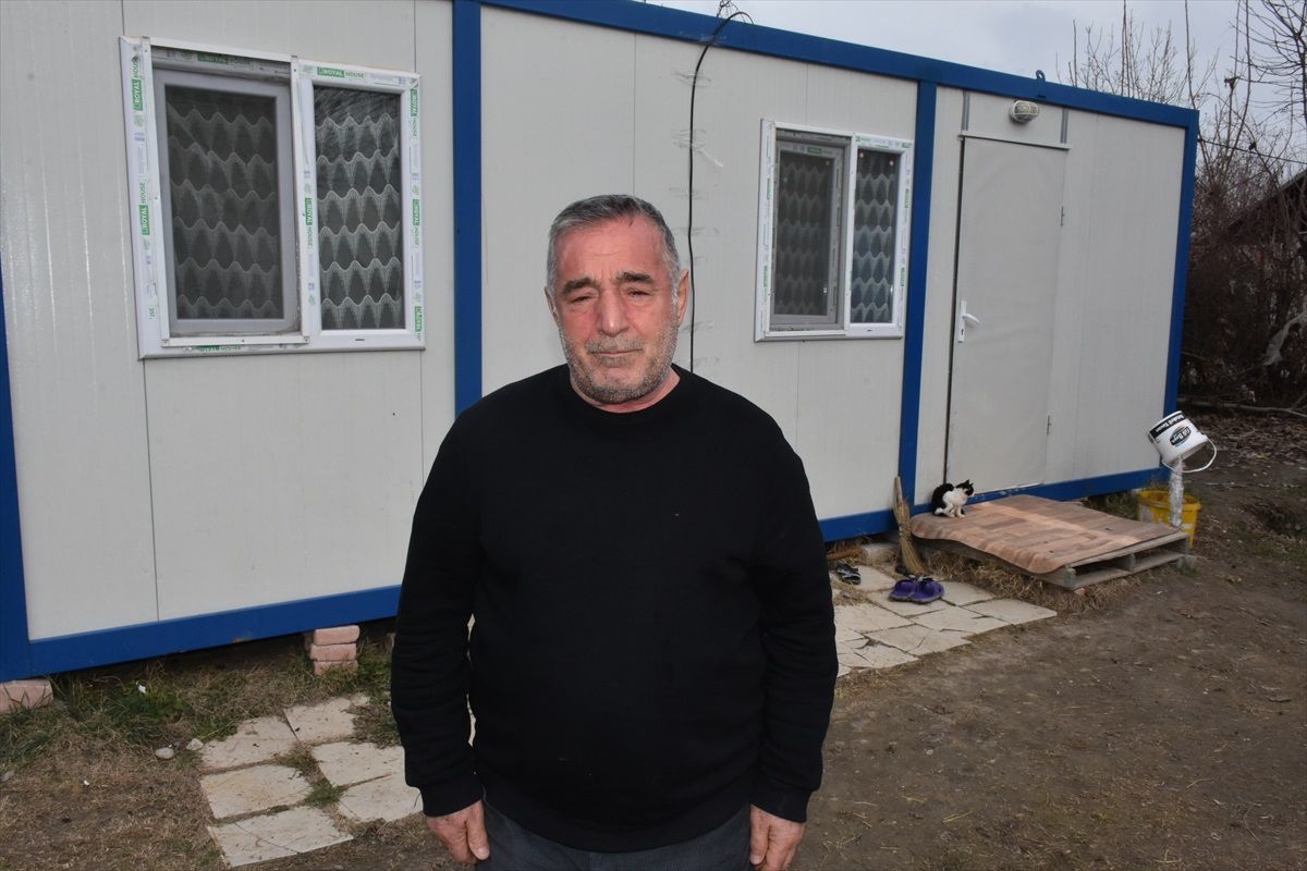 Malatya'da depremden sağ kurtulan aile hayata tutunmaya çalışıyor