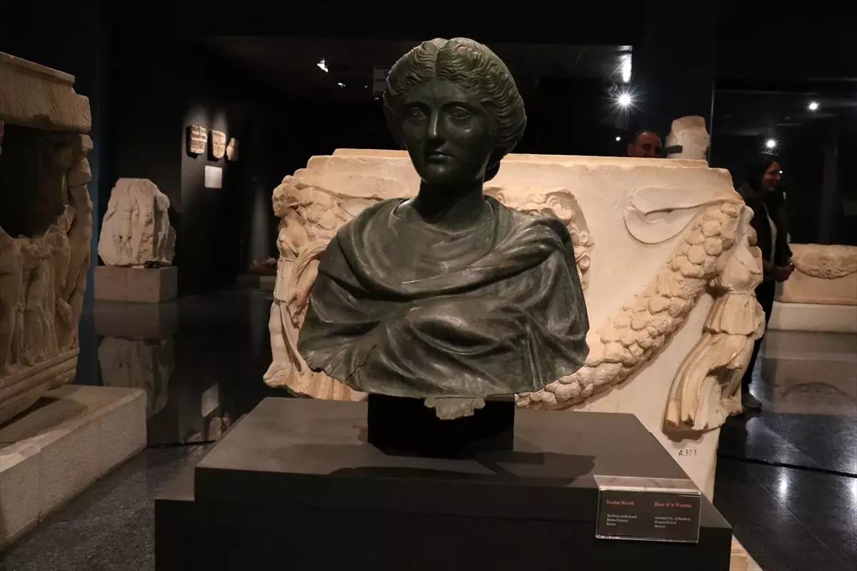Kültür ve Turizm Bakanı Mehmet Nuri Ersoy, Amerika ve İngiltere'den iade edilen 42 tarihi eseri tanıttı