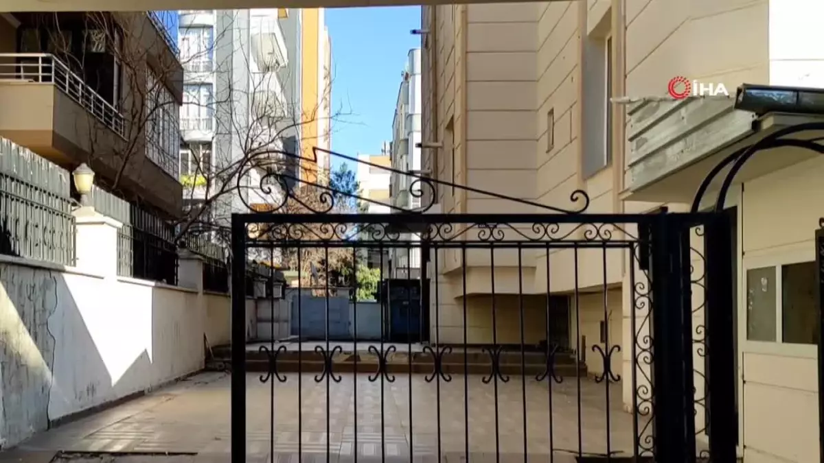 Ana haber bültenini karanlıkta sundu