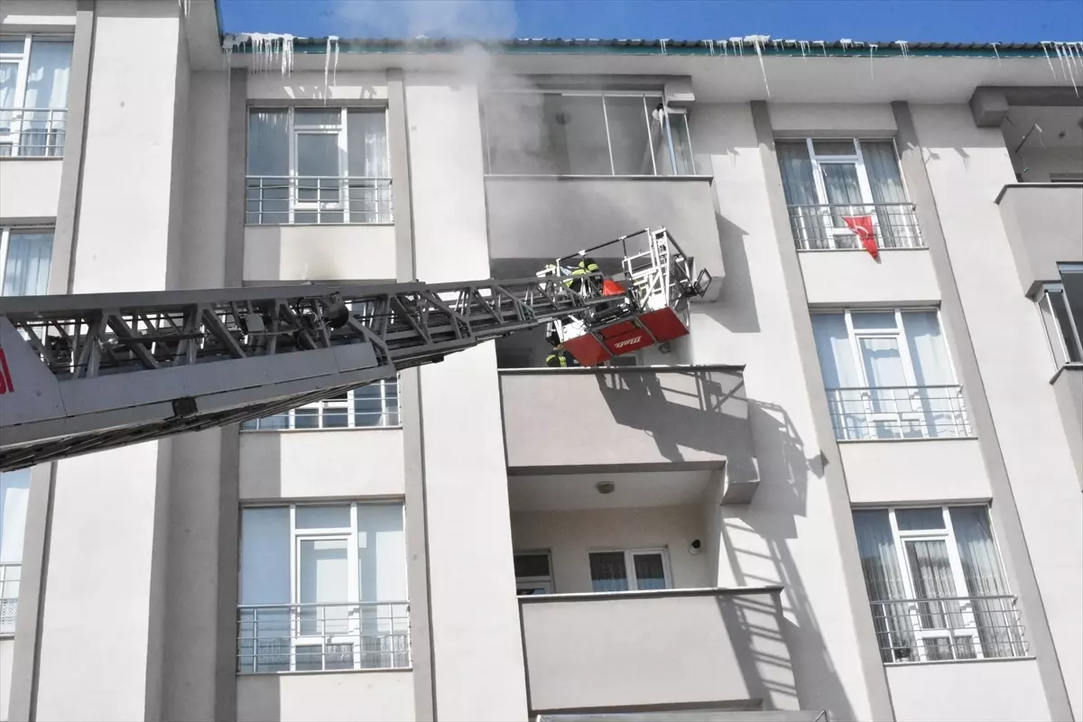 Erzurum'da çıkan yangında yaşlı kadın ve çocuk dumandan etkilendi