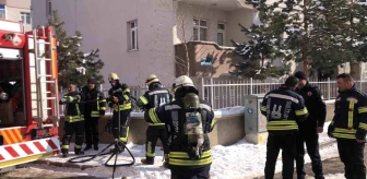Erzurum'da Yangın Merdiveniyle Mahsur Kalan Aile Kurtarıldı