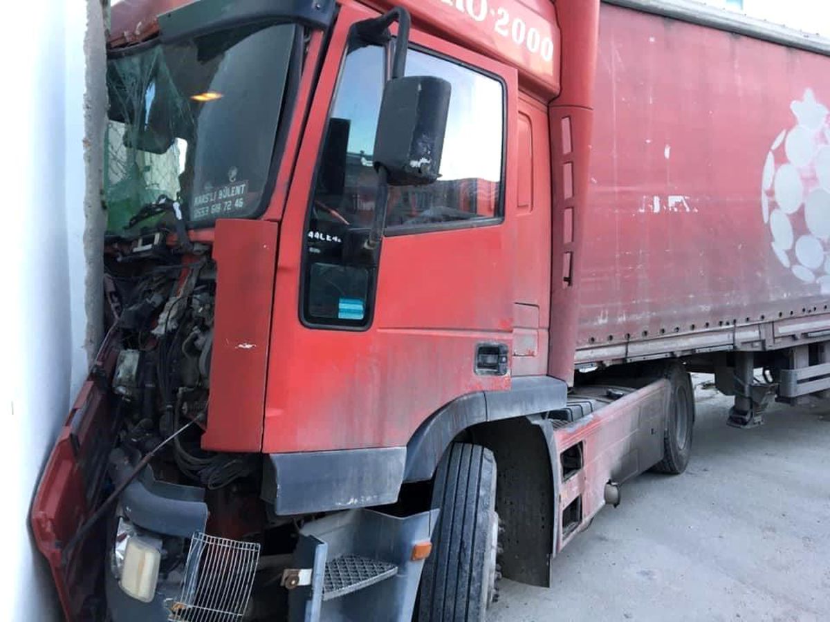 Malatya'da freni patlayan tır trafo duvarına çarptı