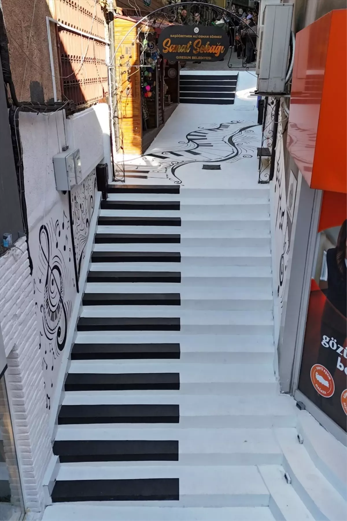 Giresun'da Sanat Sokağı'nda Piyano Merdiveni Oluşturuldu