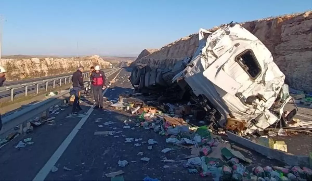 Hilvan'da temizlik malzemesi yüklü TIR devrildi