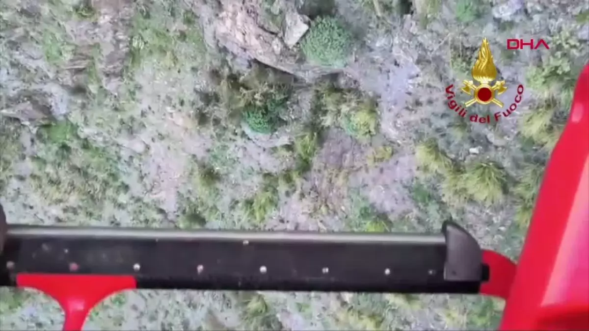 İtalya İtfaiyesi Dağcıyı Helikopterle Kurtardı