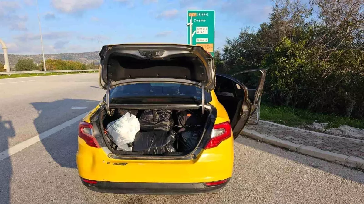 İzmir'de Ticari Takside Kaçak Göçmen Operasyonu