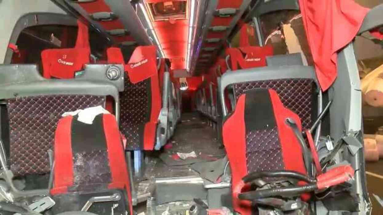 Kuzey Marmara Otoyolu'nda yolcu otobüsü önce bariyere sonra tıra çarptı! Şoför dahil 19 kişi yaralandı Kuzey Marmara Otoyolu'nda yolcu otobüsü önce bariyere sonra tıra çarptı! Şoför dahil 19 kişi yaralandı