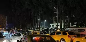 İzmir'de Taksi Şoförüne Saldırı: Meslektaşlar Alkışla Tepki Gösterdi