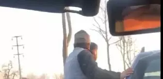 Trafikte tartışma sonucu otomobiller çarpıştı