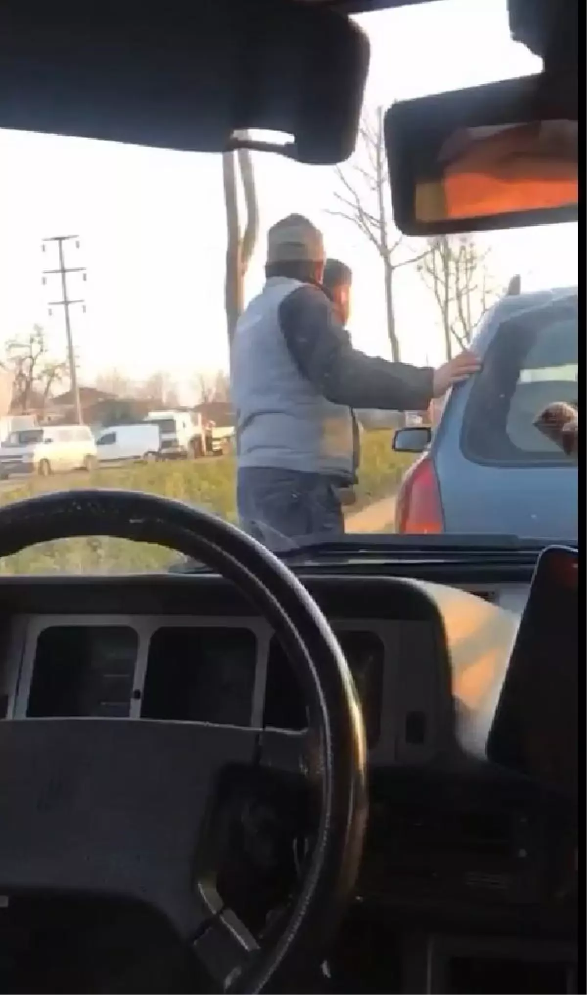 Trafikte tartışma sonucu otomobiller çarpıştı
