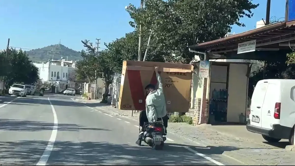 Motosiklet Üzerinde Dev Ekran Televizyon Taşıyan Kasksız Yolcu Kameralara Yansıdı
