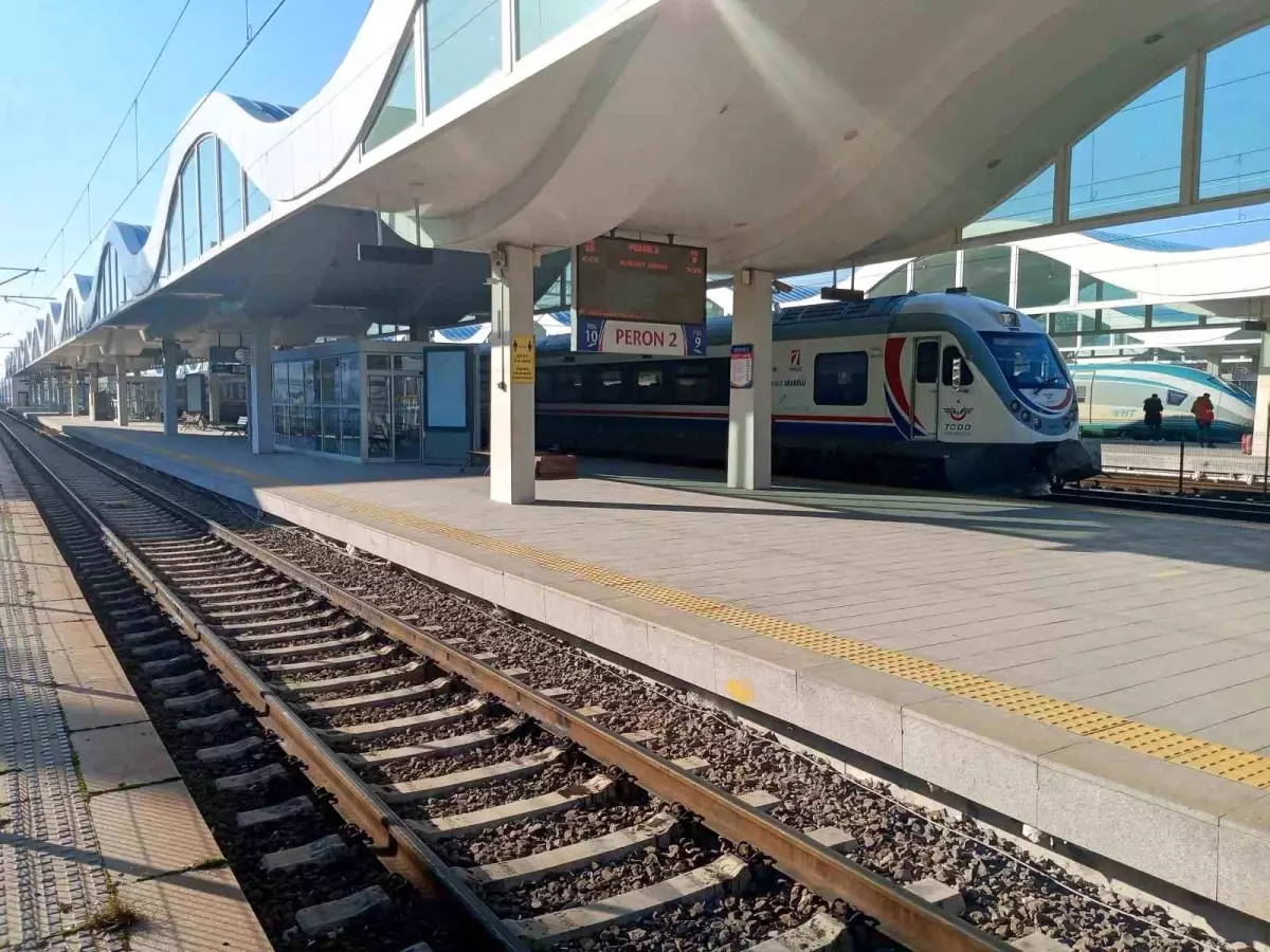 Yüksek Hızlı Tren Bilet Bulmakta Zorlanan Yolcular Yetkililere Seslendi