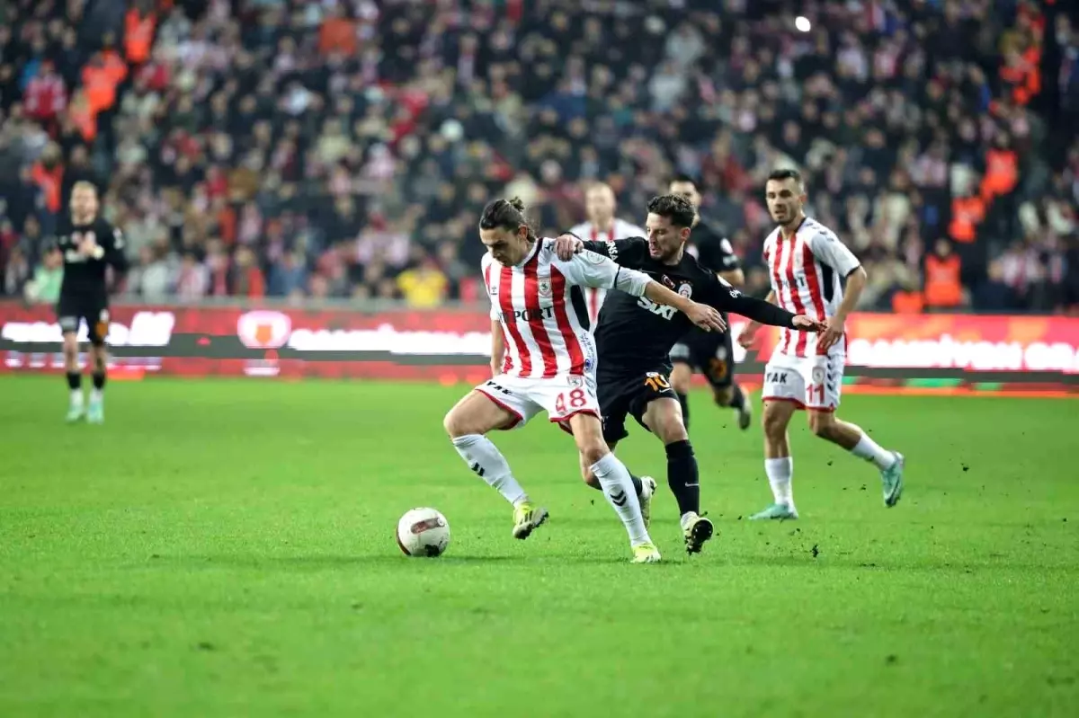 Galatasaray, Samsunspor'u 2-0 mağlup ederek liderliğe yükseldi