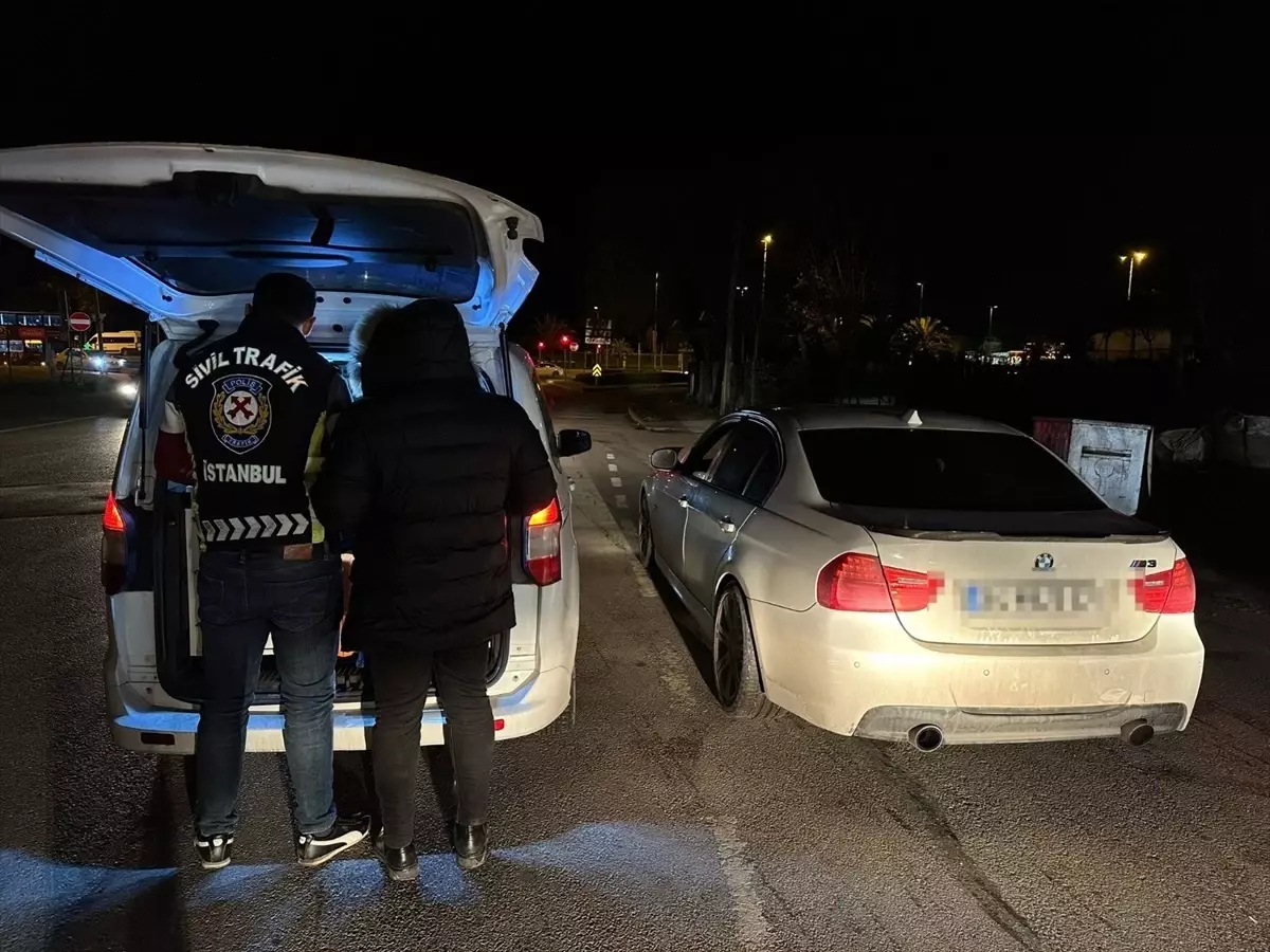 Ümraniye'de Tehlikeli Manevralar Yapan Sürücüye 7 Bin 129 Lira Cezası