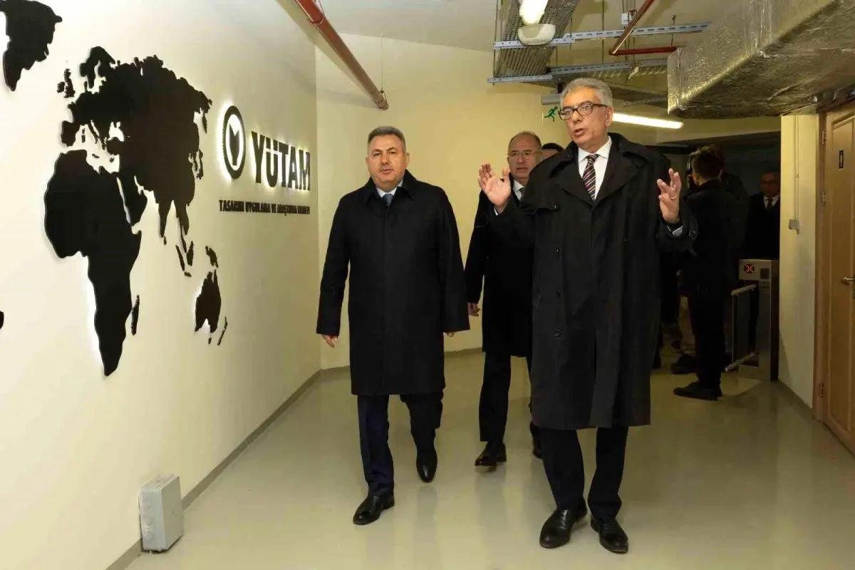 İzmir Valisi Dr. Süleyman Elban, Yaşar Üniversitesi'nde Uzay Deneyi Hakkında Bilgi Aldı