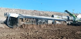 Kırıkkale'de Üst Geçit Kazası: Yük Treni Devrildi