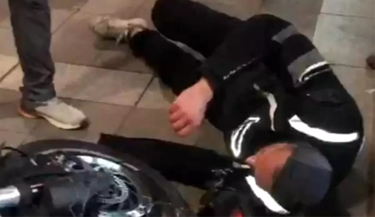 Zeytinburnu'nda hafif ticari araç ile motosiklet çarpıştı, 1 kişi yaralandı
